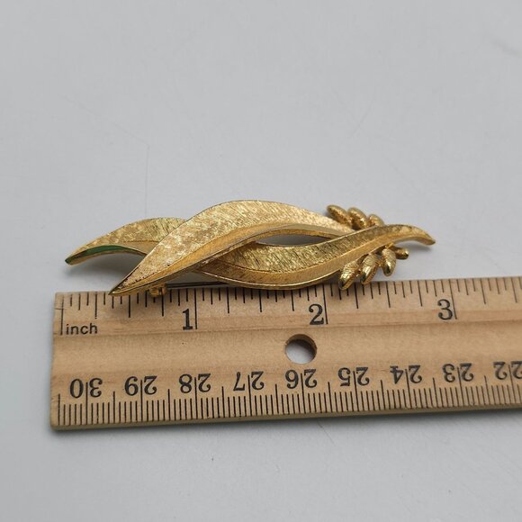 Monet Gold Tone Textured Leaf Brooch Pin Mid Century - Picture 5 of 5